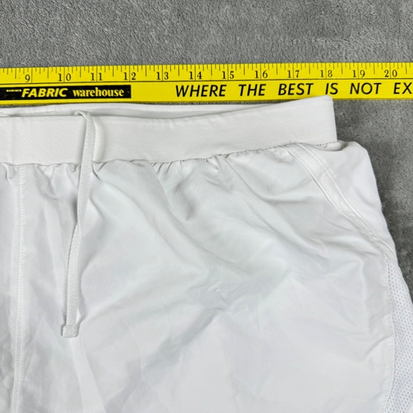 Under Armour Women’s XL White HeatGear Shorts Athletic Loose Fit Pockets - Picture 8 of 12